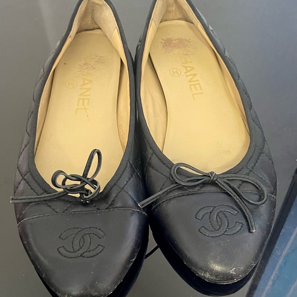 CHANEL Black Quilted Leather Ballet Flats with Bow and CC Embroidery